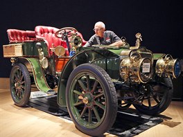 VETERÁN. Zamstnanec aukní sín Bonhams v Londýn prohlíí automobil znaky...