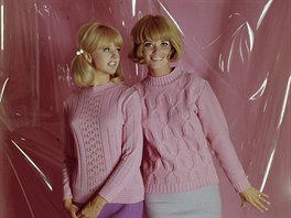 V 60. letech nosily �eny minisukn� a k nim krátké svet�íky.