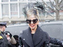 Hravý filmový look pevedla Lady Gaga v únoru 2012.