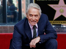 Michael Douglas se svou hvzdou na hollywoodském chodníku slávy (Los Angeles,...