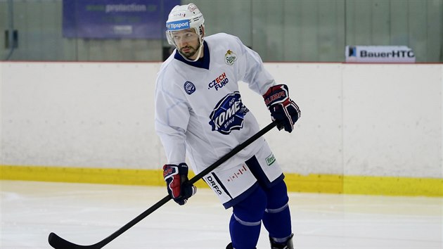 Americk obrnce Nick Schaus na trninku Komety Brno.