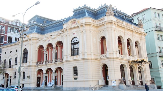 Karlovarsk mstsk divadlo po prv dokonen celkov rekonstrukci fasdy a stechy.