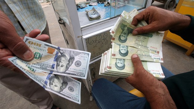 Jeden dolar se nyní směňuje za 145 tisíc íránských rialů, zatímco ještě minulý rok byl kurz 40 tisíc rialů za dolar.