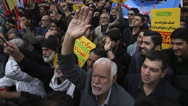Lidé v neděli vyšli do ulic Teheránu, aby demonstrovali proti zavedení amerických sankcí proti Íránu. Hlavní protest se odehrál před sídlem americké ambasády.