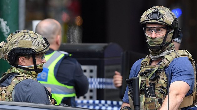 lenov ozbrojench sloek hldkuj v Melbourne u msta, kde pachatel noem pobodal nkolik lid (9.11.2018)