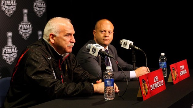 Stan Bowman (vpravo) a Joel Quenneville