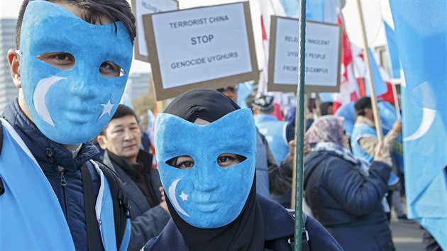 Ped vcarskm sdlem OSN v ter bhem zasedn demonstrovala asi tiscovka Tibean, Ujgur a jejich podporovatel. (6 .listopadu 2018)