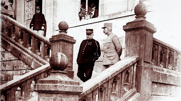 Mar��l Philippe P�tain byl velk�m voj�kem b�hem prvn� sv�tov� v�lky. Na sn�mku z roku 1916 je P�tain s gener�lem Josephem Joffreem.