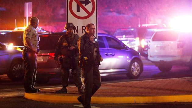 Policie zasahuje v jihokalifornsk�m Thousand Oaks, kde do�lo ke st�elb�. (8. listopadu 2018)