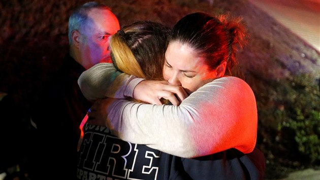 Policie zasahuje v jihokalifornsk�m Thousand Oaks, kde do�lo ke st�elb�. (8. listopadu 2018)