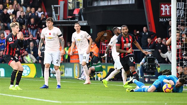 Brank Manchesteru United David de Gea zasahuje v utkn proti Bournemouthu.