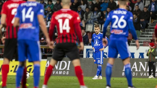 David Houska z Olomouce (vzadu) ped rozehrnm standardn situace v utkn proti Opav.