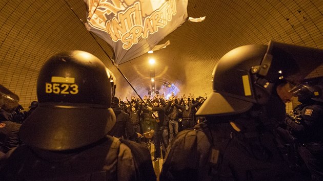 Fanouci fotbalov Slavie se za doprovodu policist vydali na pochod Prahou ped zpasem se Spartou.
