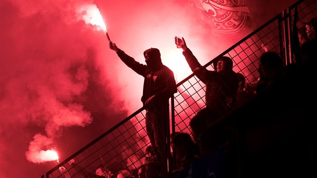 Fanouci fotbalov Sparty hnali v derby praskch S sv oblbence za vtzstvm i s pomoc pyrotechniky.