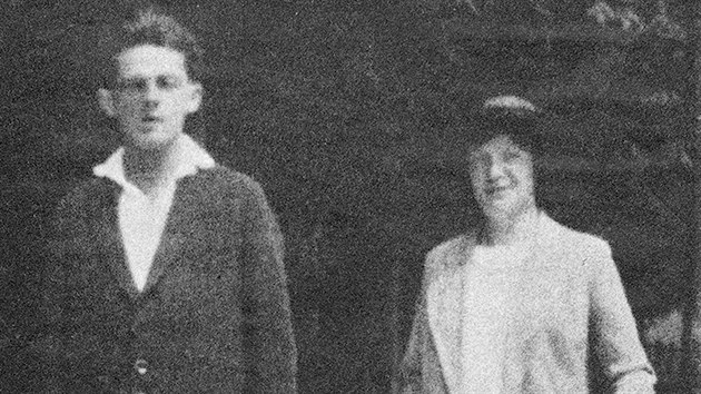 Egon Schiele s milenkou Wally Neuzilovou na snmku z eskho Krumlova v roce 1911