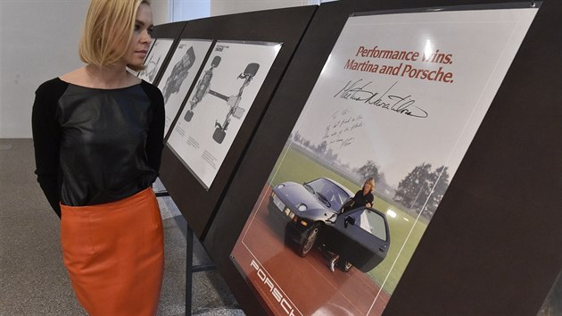 Reklamn� plak�t na automobil Porsche 928 s podpisem tenistky Martiny Navr�tilov� na v�stav� Sketch the Dream o Ji��m Kuhnertovi