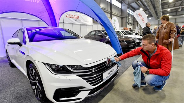 Na vstaviti v Lys nad Labem na Nymbursku zaala 9. listopadu 2018 vstava automobil, motocykl a jejich psluenstv Autosalon Kola 2018. Potrv do 11. listopadu.