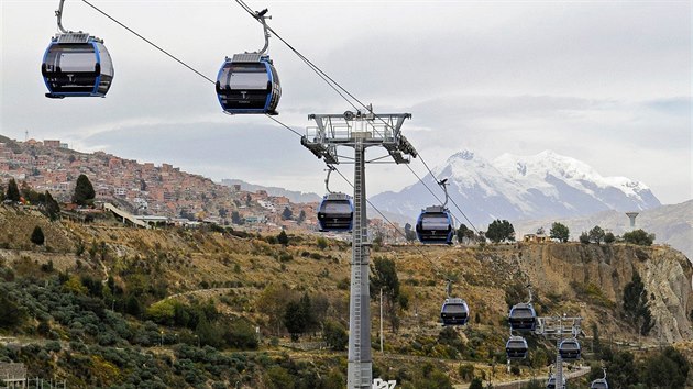 Bolvijsk metropole La Paz je nejve poloenm hlavnm mstem na svt. Vhled z kabin lanovky je chvatn.