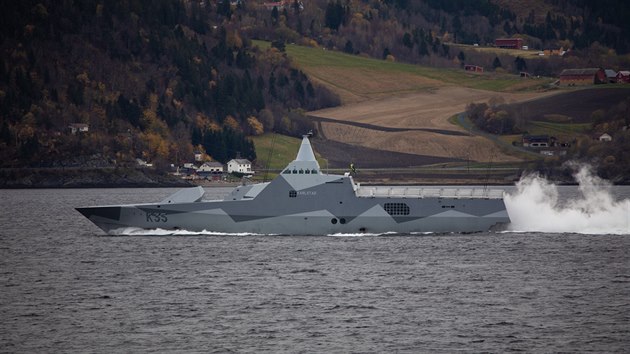 Švédská korveta K35 Karlstad na cvičení Trident Juncture v Norsku