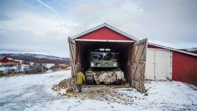 Civilní úkryt pro tank Leopard během cvičení Trident Juncture v Norsku
