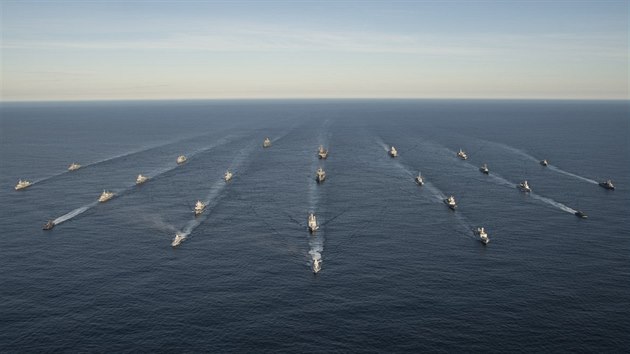 Formace 24 plavidel NATO na závěr cvičení Trident Juncture v Norsku