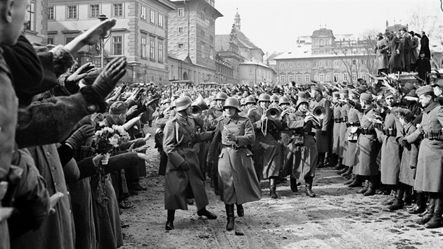 Němečtí okupační vojáci na prostranství před Pražským hradem jsou zdraveni davem hajlujících Pražanů. (16. března 1939)