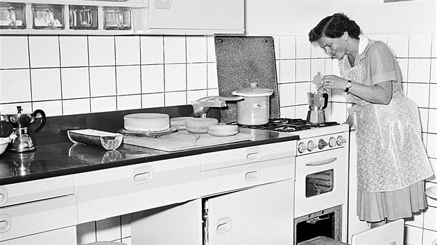 Modern zazen plynov kuchyn pedstaven na strojrenskm veletrhu v Brn (1956)