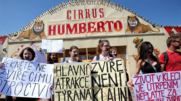 Mlad lid na demonstraci proti trn zvat ped cirkusem Humberto v Brn.