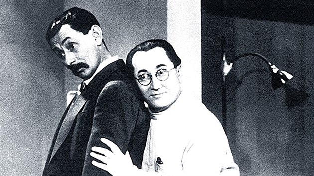 Vlasta Burian a Jaroslav Marvan ve filmu U pokladny stl (1939).