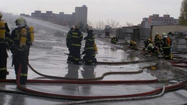 Požár v asijském areálu SAPA na kraji Prahy - Na akci se podílely jednotky z přilehlých krajů, přijeli například i plzeňští hasiči(6. listopadu 2008)