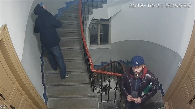 VIDEO: Zloději v noci vykradli byt, v němž spali tři lidé - iDNES.cz