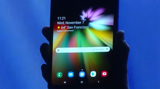 Samsung pedstavil prototyp skldacho smartphonu s ohebnm displejem.
