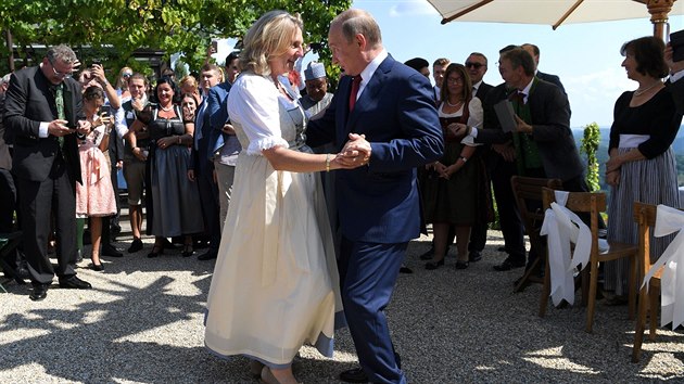 Rusk prezident Vladimir Putin na skok navtvil Rakousko, aby se zastavil na svatb tamn ministryn zahrani, Karin Kneisslov. (18. 8. 2018)