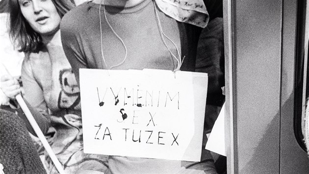 Popularitu Tuzexu vyjaduje i npis, kter dr v ruce studentky na Majlesu v roce 1965.