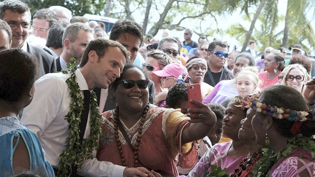 Francouzsk prezident Emmanuel Macron se bhem sv nvtvy Nov Kaledonie setkal s mstnmi. (5. kvtna 2018)