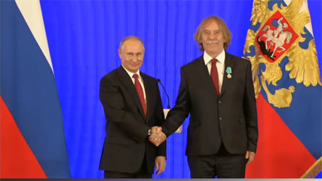 Psnik Jaromr Nohavica v Kremlu pevzal Pukinovu medaili. Pipnul mu ji rusk prezident Vladimir Putin. (4. listopadu 2018)