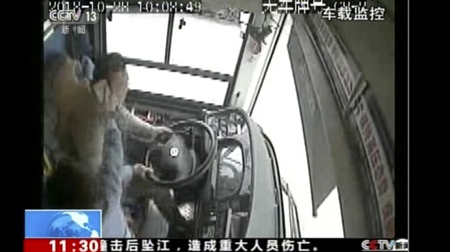 Autobus se ztil do eky Jang-c-iang po konfliktu jedn z cestujcch s idiem. Snmek pochz z videa, kter zachytila kamera uvnit vozu. (1. listopadu 2018)