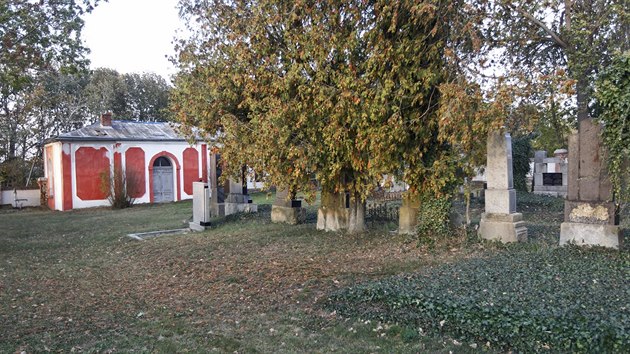 Žena Josefa Bacílka na hřbitově pravidelně seče trávu, oba společně židovské pohřebiště udržují.