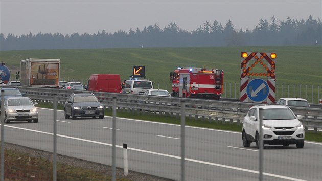 Na D1 u Jihlavy narazil osobní vůz zezadu do nákladního. Spolujezdkyně z osobního vozu nehodu nepřežila, řidič skončil v nemocnici.