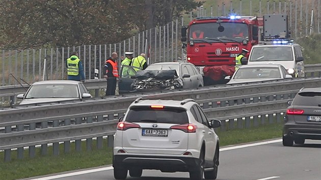 Na D1 u Jihlavy narazil osobní vůz zezadu do nákladního. Spolujezdkyně z osobního vozu nehodu nepřežila, řidič skončil v nemocnici.