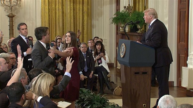 Reportr CNN Jim Acosta se hdal s Trumpem a petahoval se o mikrofon s asistentkou.