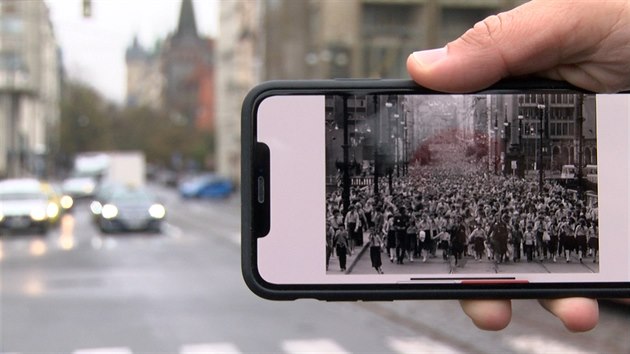 Aplikace ukazuje historické fotky z daného místa, v tomto případě Pionýrský průvod v Pařížské ulici.