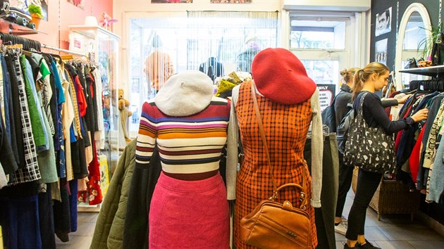 V Praze vznikají obchody s oblečením z druhé ruky, kde jejich majitelky zboží pečlivě vybírají podle konkrétních trendů. V prodejně Crashily, která patří k těm zavedeným, se zaměřují na punkovou módu.