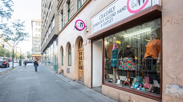 V Praze vznikají obchody s oblečením z druhé ruky, kde jejich majitelky zboží pečlivě vybírají podle konkrétních trendů. V prodejně Crashily, která patří k těm zavedeným, se zaměřují na punkovou módu.