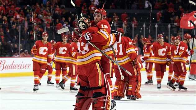 Brank David Rittich a Matthew Tkachuk slav vtzstv Calgary.