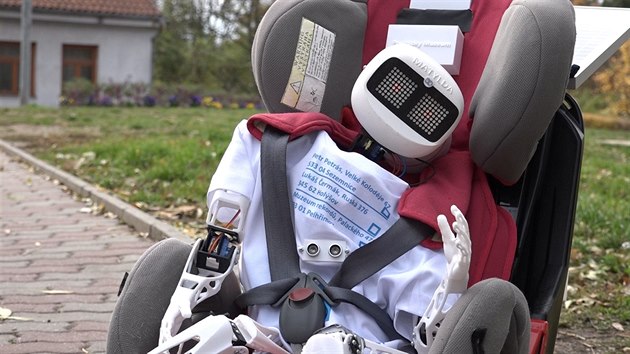 Reportr iDNES.tv svezl humanoidn robotku jmnem Matylda, kter stopuje z Jablonce nad Nisou do Pelhimova.