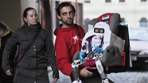 Humanoidn robotka Matylda dorazila po cest dlouh 1 718 kilometr do Pelhimova. Jako posledn ji stopem svezli Hana Velebilov a Ji Votoupal. (7. listopadu 2018)