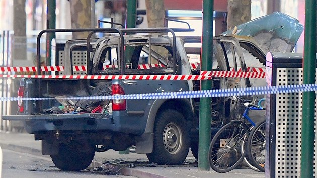 Shořelé auto na Bourke Street v australském Melbourne, kde pachatel nožem pobodal několik lidí. (9. listopadu 2018)
