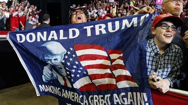 Stoupenci americkho prezidenta Donalda Trumpa v kampani ped volbami (5. listopadu 2018)