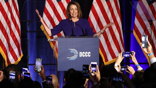 Vdkyn demokrat v americk Snmovn reprezentant Nancy Pelosiov slav vtzstv v parlamentnch volbch. (6. listopadu 2018)